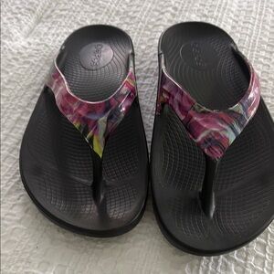 Oofos size 8  EUC